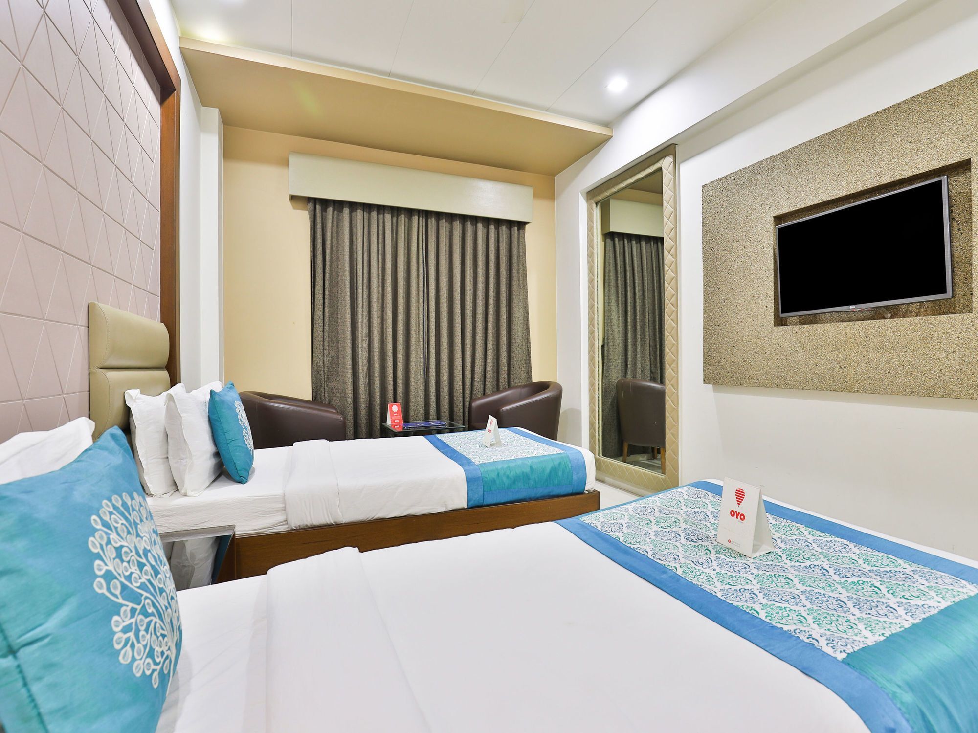 אחמדאבאד Oyo 13253 The Grand Vinayak Hotel מראה חיצוני תמונה